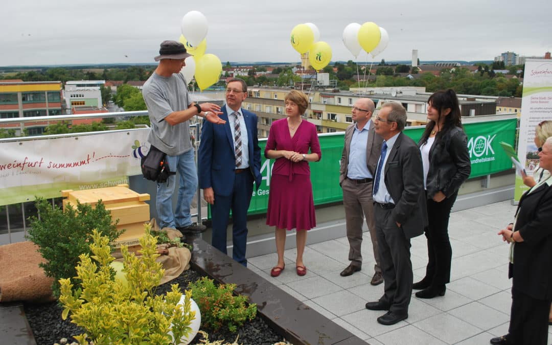 „Schweinfurt summt“ auch auf dem Dach der AOK