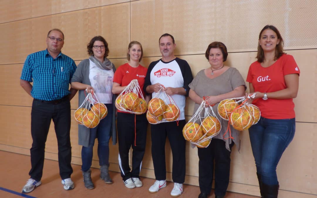 Sparkasse Schweinfurt übergibt Spielbälle an die Korbball-Bundesligamannschaften