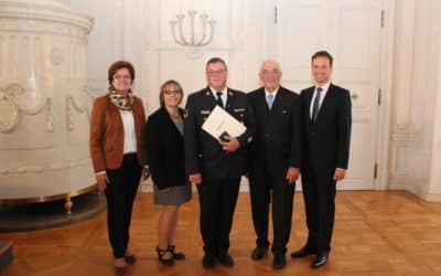 Holger Strunk erhält Steckkreuz für besondere Verdienste um das Feuerwehrwesen