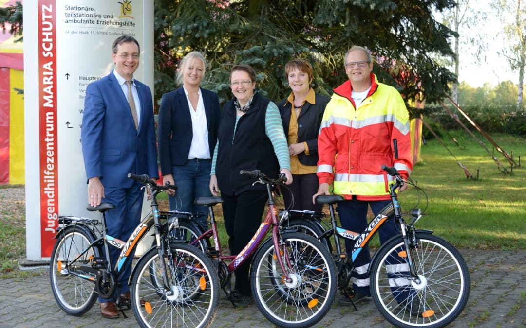 Drei Fahrräder für Jugendhilfezentrum „Maria Schutz“ von AOK und ZF übergeben.