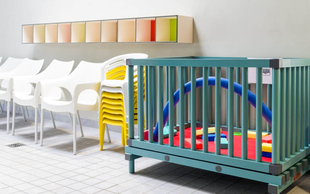 Leih-Buggys, Laufställe und Kindernachmittage im Schwimmbad Geomaris: Familienfreundlich wird groß geschrieben