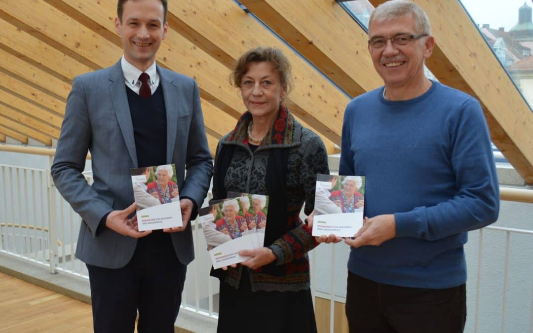 Der neue Seniorenwegweiser 2015 kompakt und voll mit wichtigen Informationen