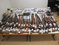 Polizei stößt in Wohnung auf Waffenarsenal – Großteil unerlaubt im Besitz eines Mannes