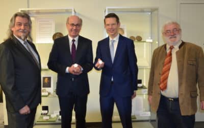 150. Todestag von Friedrich Rückert: Stadt Schweinfurt und Sparkasse präsentieren Jubiläumsmedaille