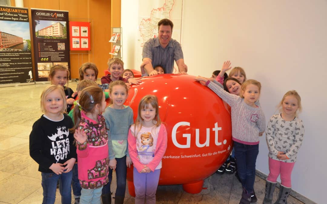Vorschulkinder aus 32 Kindergärten der Region erkunden die Sparkasse
