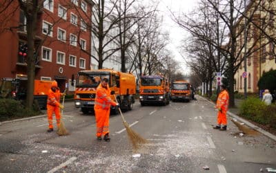 Stadtreiniger sorgen für saubere Straßen nach dem Faschingszug