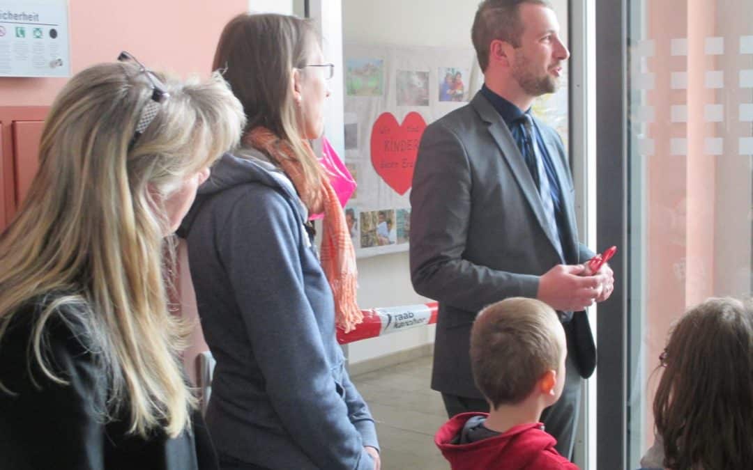 Kindergarten präsentiert Kunstwerke im Rathaus