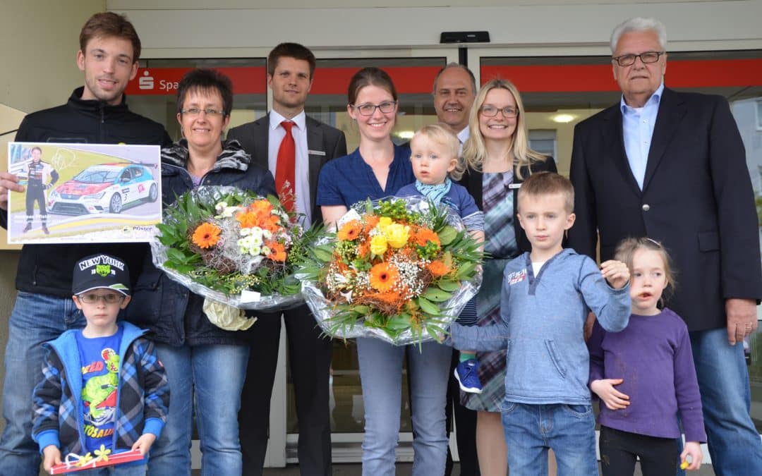 Eine „Renn-Taxi-Fahrt“ und Tankgutscheine – Preisübergabe vom Sparkassen-Schätzgewinnspiel