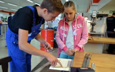 Azubis der Schmitt Werke präsentierten Berufsbilder in der Lehrwerkstatt