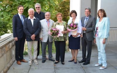 Landrat überreichte sechs Persönlichkeiten kommunale Dankurkunde