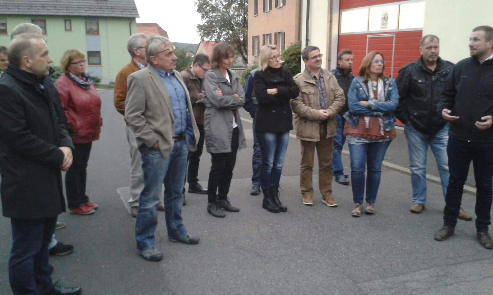 linksarchitektholgerphilippundrechtsbuergermeisterstefanrottmannimrahmenderortseinsicht