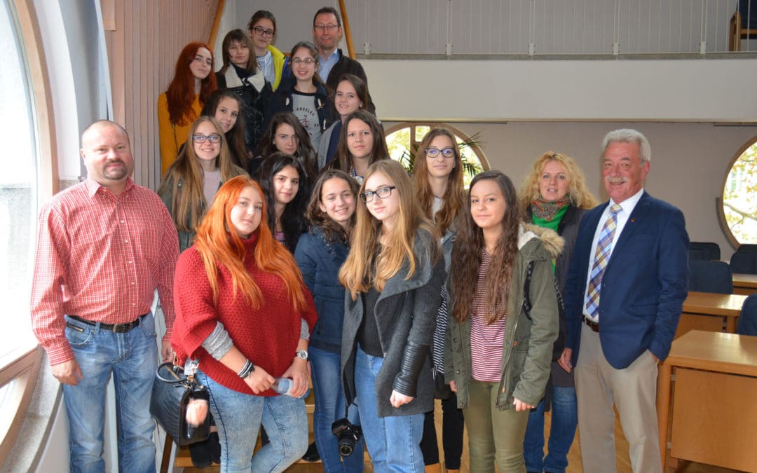 Stellvertretender Landrat Peter Seifert empfängt Schüler aus Bistritz