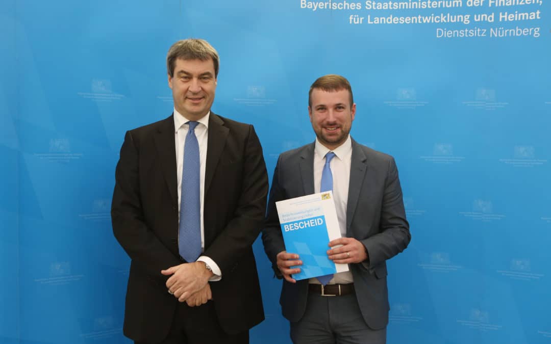 Finanzminister Söder übergibt Förderbescheid an Schonungen