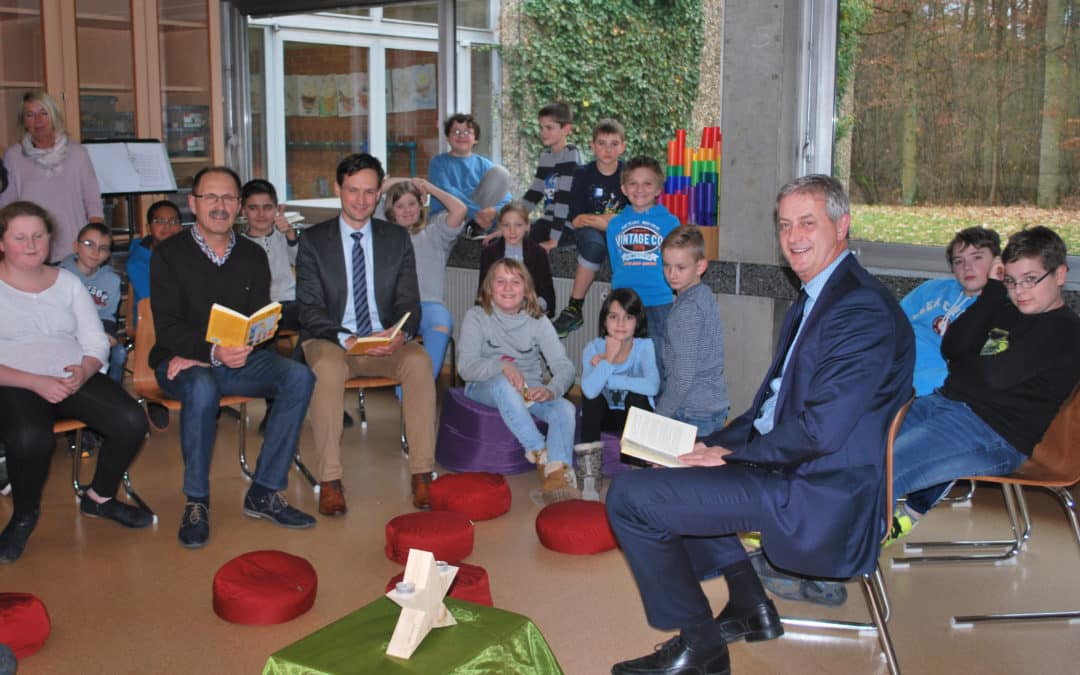 AOK-Direktor und Landrat waren Gast-Vorleser in der Heideschule Schwebheim
