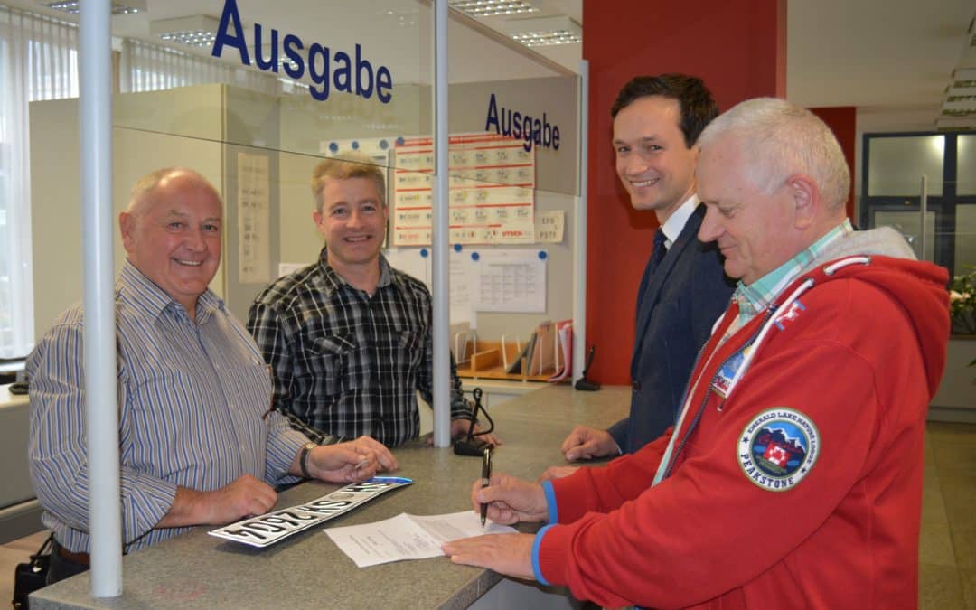Nach fast 37 Jahren übergibt Wolfgang Bayer die Leitung der Zulassungsstelle an Ralph Grumbach