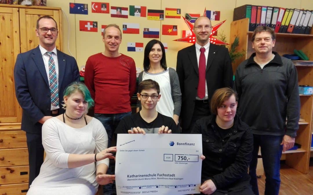 Bonnfinanz übergibt eine Spende von 750 Euro