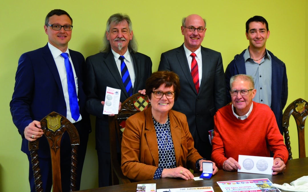 Dorfgemeinschaft Vasbühl e.V. und Sparkasse Schweinfurt übergeben erste Jubiläums-Medaille an Bürgermeisterin Edeltraud Baumgartl