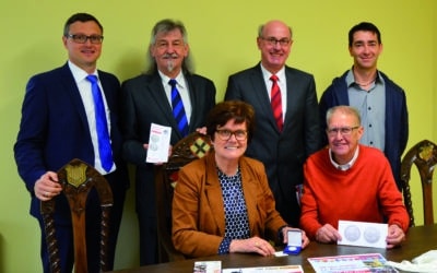 Dorfgemeinschaft Vasbühl e.V. und Sparkasse Schweinfurt übergeben erste Jubiläums-Medaille an Bürgermeisterin Edeltraud Baumgartl