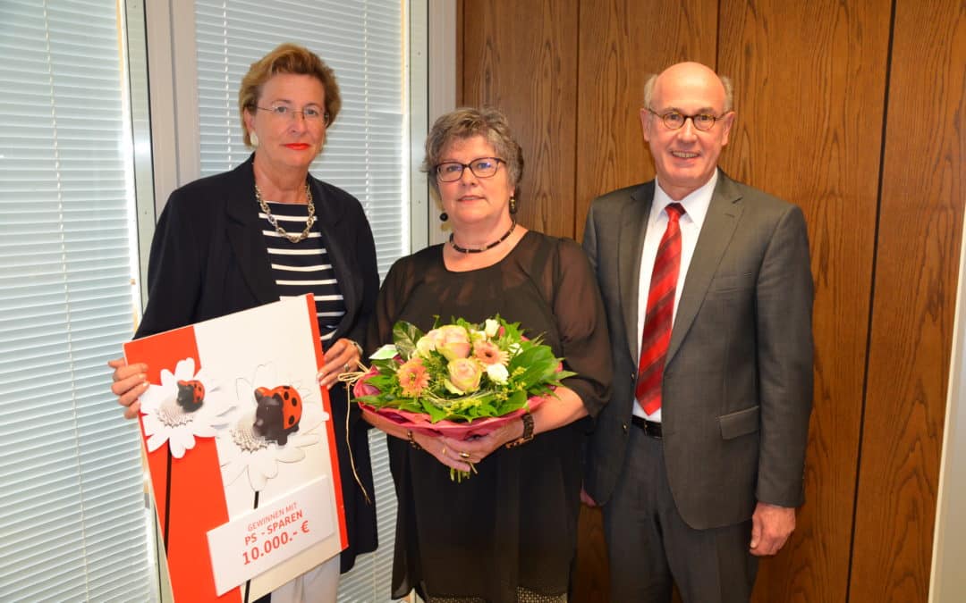 Sparkasse übergibt 10.000 Euro an PS-Hauptgewinnerin
