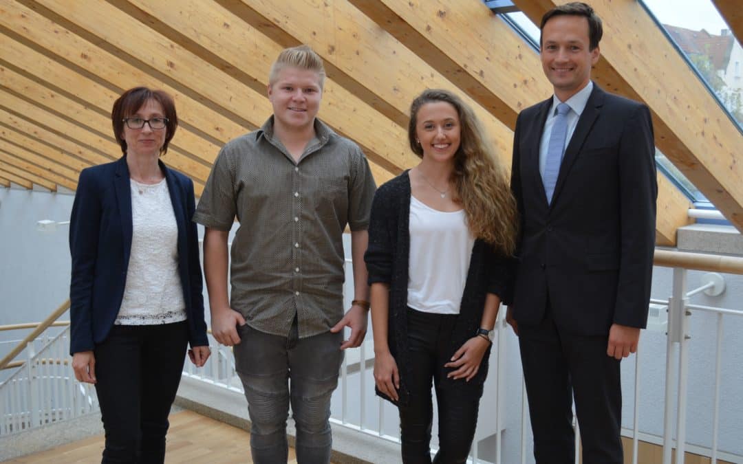 Landrat Florian Töpper beglückwünscht Franziska Schubert und Niklas Fick