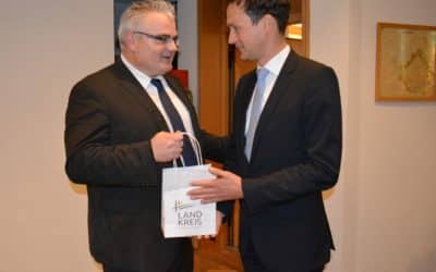 Landrat Florian Töpper gratuliert Willi Warmuth