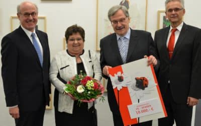 Gewinnen ist einfach. Sparkasse übergibt 10.000 Euro