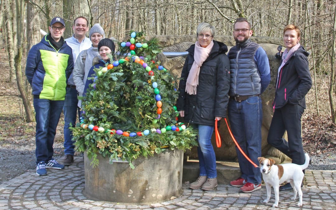 Akademiekinder schmücken den ersten Osterbrunnen im Wildpark