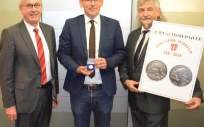 1100 Jahre Wipfeld – Sparkasse Schweinfurt-Haßberge übergibt erste Jubiläums-Medaille an Bürgermeister Tobias Blesch