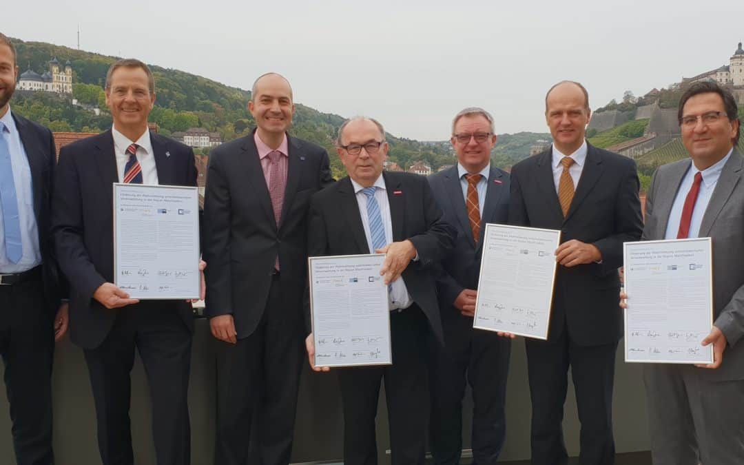 Kooperationspartner unterzeichnen Erklärung