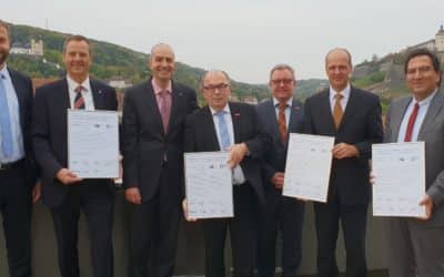 Kooperationspartner unterzeichnen Erklärung