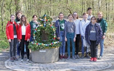 Wildparkfreunde schmücken Osterbrunnen im Wildpark Schweinfurt