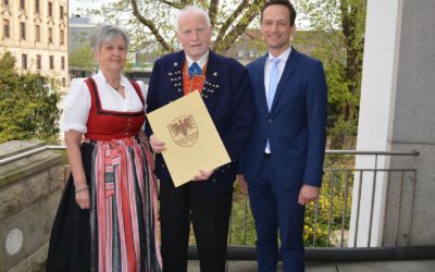 Ehrenurkunde des Landkreises für Anton Böhm