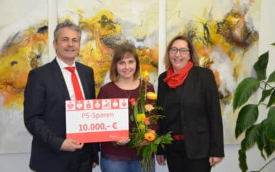 Gewinnen ist einfach: Sparkasse übergibt 10.000 Euro an PS-Hauptgewinnerin