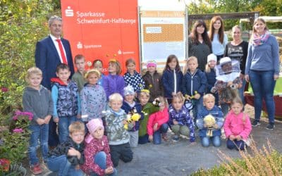 Sparkasse Schweinfurt-Haßberge sponsert „BienenErlebnisWeg“: Einweihung in der Umweltstation „Natur- und Umweltgarten Reichelshof“