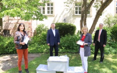 VR-Bank Bad Kissingen spendet 10.000 Mund-Nase-Masken für Schülerinnen und Schüler im Landkreis