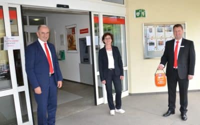 Sparkasse Schweinfurt-Haßberge spendet mobilen Lebensretter und stellt neuen Filialleiter vor