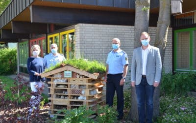 Kindergarten St. Burkard in Oerlenbach stellt mit Spendengeldern des Bundespolizeiaus- und -fortbildungszentrums Oerlenbach (BPOLAFZ OEB) ein Insektenhotel her