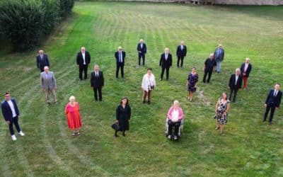 Landrat Florian Töpper würdigt im Schloss Sulzheim das Engagement von 21 ehemaligen Mandatsträgern