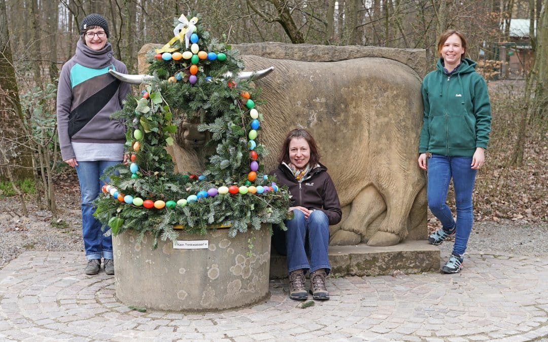 Ein bunt geschmückter Osterbrunnen als Zeichen der Hoffnung