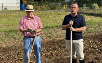 „Ackerpatenschaft der Kindergärten“ – Große Kartoffelernte und das „Recht auf schmutzige Hände“