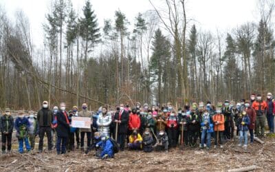 Nachhaltigkeitsaktion „Ein Baum für jedes neue Girokonto“: Sparkasse spendet 2.000 Euro für die Aufforstung im „Gemeinsamen Bürgerwald Gerolzhofen-Dingolshausen“