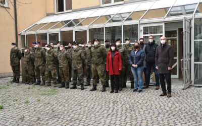 Landrat Wilhelm Schneider bedankt sich für die Unterstützung der Bundeswehr im Landratsamt