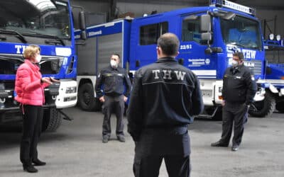 Anja Weisgerber informiert sich vor Ort über Arbeit des THW
