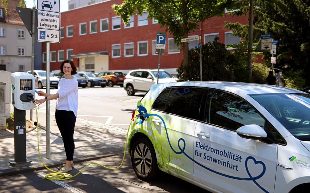 Stadtwerke Schweinfurt nehmen neue Ladestation für E-Autos in Betrieb.