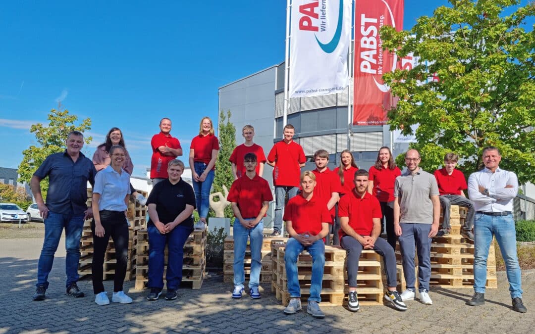 16 junge Menschen starten in der Logistik durch