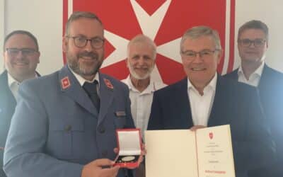 Ehemaliger Vorstand der VR-Bank Schweinfurt Wolfgang Schech erhält Malteser Dankplakette