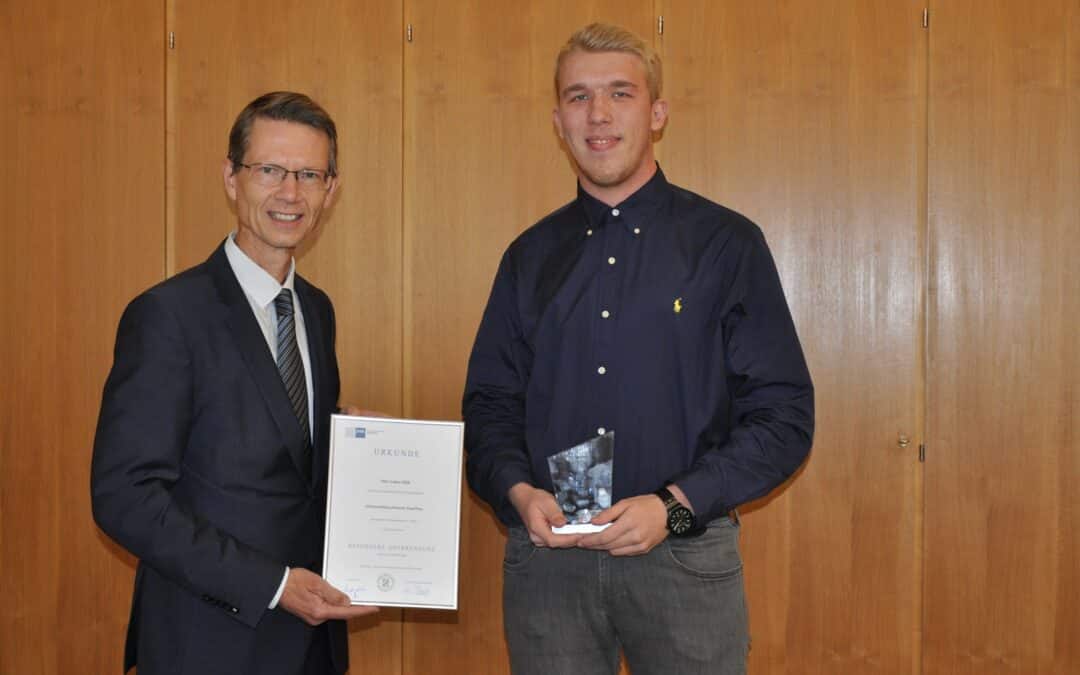 Lukas Dülk beendet seien Ausbildung zum Informatikkaufmann bei der Stadt als erster Kammersieger der IHK Würzburg-Schweinfurt