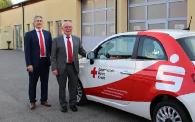 Sparkasse Schweinfurt-Haßberge spendet dem BRK-Kreisverband Haßberge einen Hybrid-Flitzer im Wert von 15.400 Euro