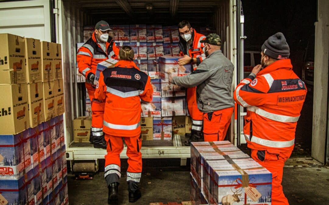 Johanniter-Weihnachtstrucker verteilt Päckchen auch in der Republik Moldau