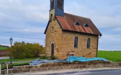 Neue Sandsteinmauer vor Filialkirche „St. Wendelin“ in Düttingsfeld